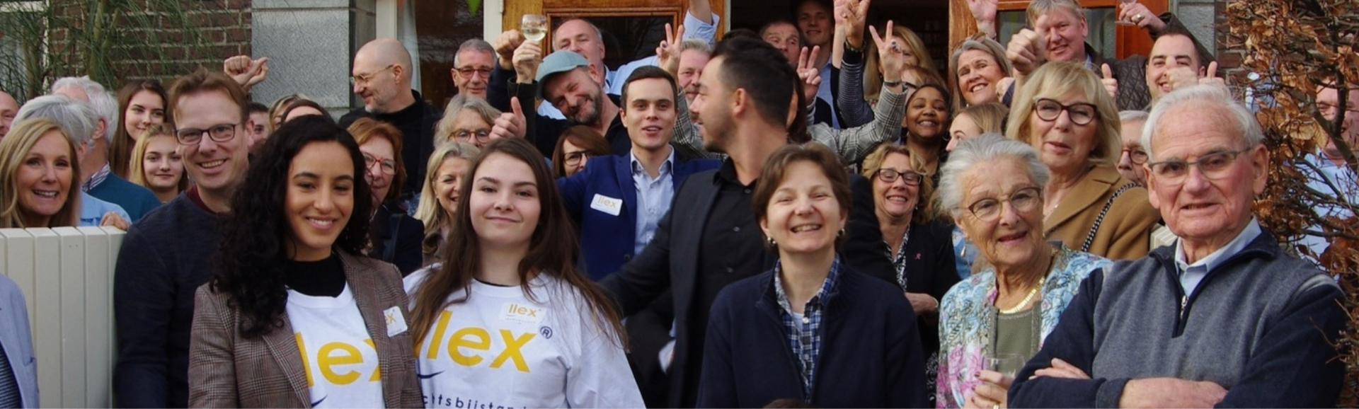Glückliche, lächelnde Familie, begleitet von LLex